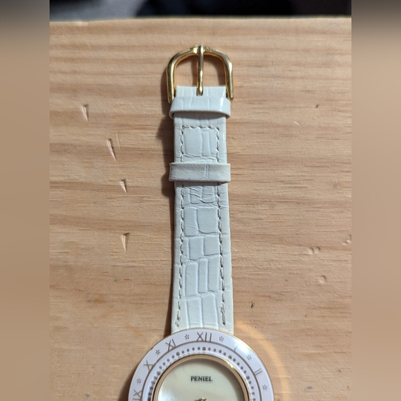 (934)Vintage peniel lady's watch white leather band Roman numerals in the bezel - Picture 9 of 11